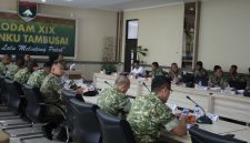 Keterangan foto : Asisten Operasi (Asops) Kasdam XIX/Tuanku Tambusai memimpin pelaksanaan Laporan Awal Kesiapan Tugas Satuan Tugas Yonif 132/Bima Sakti Tahun 2026 yang berlangsung di Ruang Lantai II Makodam XIX/Tuanku Tambusai, Pekanbaru.