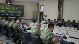 Keterangan foto : Asisten Operasi (Asops) Kasdam XIX/Tuanku Tambusai memimpin pelaksanaan Laporan Awal Kesiapan Tugas Satuan Tugas Yonif 132/Bima Sakti Tahun 2026 yang berlangsung di Ruang Lantai II Makodam XIX/Tuanku Tambusai, Pekanbaru. 