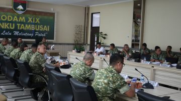 Keterangan foto : Asisten Operasi (Asops) Kasdam XIX/Tuanku Tambusai memimpin pelaksanaan Laporan Awal Kesiapan Tugas Satuan Tugas Yonif 132/Bima Sakti Tahun 2026 yang berlangsung di Ruang Lantai II Makodam XIX/Tuanku Tambusai, Pekanbaru. 