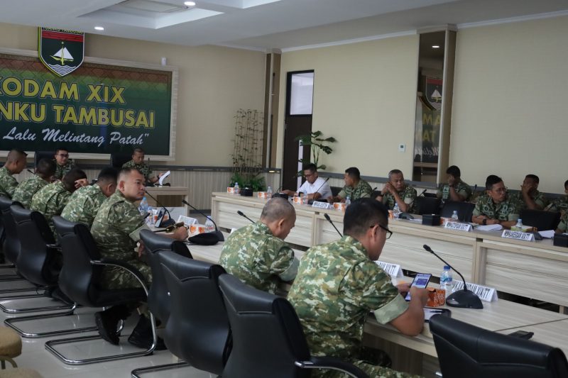 Keterangan foto : Asisten Operasi (Asops) Kasdam XIX/Tuanku Tambusai memimpin pelaksanaan Laporan Awal Kesiapan Tugas Satuan Tugas Yonif 132/Bima Sakti Tahun 2026 yang berlangsung di Ruang Lantai II Makodam XIX/Tuanku Tambusai, Pekanbaru. 