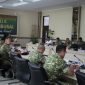 Keterangan foto : Asisten Operasi (Asops) Kasdam XIX/Tuanku Tambusai memimpin pelaksanaan Laporan Awal Kesiapan Tugas Satuan Tugas Yonif 132/Bima Sakti Tahun 2026 yang berlangsung di Ruang Lantai II Makodam XIX/Tuanku Tambusai, Pekanbaru. 