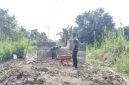 keterangan foto : Personel Koramil 01/Tembilahan bahu-membahu dengan masyarakat menuntaskan penimbunan material di sekitar pondasi angkur, bagian krusial dari pembangunan Jembatan Garuda yang berlokasi di Kelurahan Seberang Tembilahan Barat, Kecamatan Tembilahan, Kabupaten Indragiri Hilir.