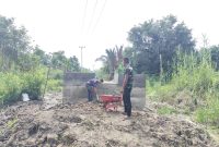 keterangan foto : Personel Koramil 01/Tembilahan bahu-membahu dengan masyarakat menuntaskan penimbunan material di sekitar pondasi angkur, bagian krusial dari pembangunan Jembatan Garuda yang berlokasi di Kelurahan Seberang Tembilahan Barat, Kecamatan Tembilahan, Kabupaten Indragiri Hilir.