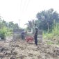 keterangan foto : Personel Koramil 01/Tembilahan bahu-membahu dengan masyarakat menuntaskan penimbunan material di sekitar pondasi angkur, bagian krusial dari pembangunan Jembatan Garuda yang berlokasi di Kelurahan Seberang Tembilahan Barat, Kecamatan Tembilahan, Kabupaten Indragiri Hilir.
