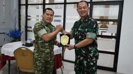 Keterangan Foto : Suasana penuh keakraban saat Pangdam XIX/Tuanku Tambusai, Mayjen TNI Dr. Agus Hadi Waluyo, bertukar cenderamata dengan Dirdik Sesko AU, Marsma TNI Dr. Handoko Ivan Haryanto, di Makodam XIX/Tuanku Tambusai, Selasa (14/7/2026). (dok. Pendam)
