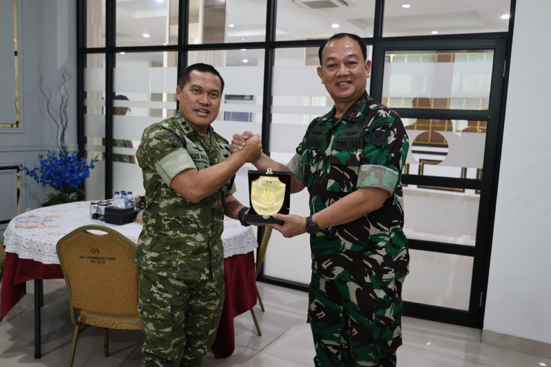 Keterangan Foto : Suasana penuh keakraban saat Pangdam XIX/Tuanku Tambusai, Mayjen TNI Dr. Agus Hadi Waluyo, bertukar cenderamata dengan Dirdik Sesko AU, Marsma TNI Dr. Handoko Ivan Haryanto, di Makodam XIX/Tuanku Tambusai, Selasa (14/7/2026). (dok. Pendam)
