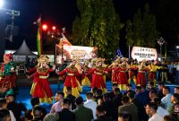 Keterangan Foto: Penampilan tarian daerah dalam pembukaan Festival Rakyat 2026 di depan Kediaman Wali Kota Pekanbaru, Jalan Jenderal Ahmad Yani No. 22, Selasa (14/7/2026) malam.