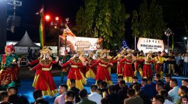 Keterangan Foto: Penampilan tarian daerah dalam pembukaan Festival Rakyat 2026 di depan Kediaman Wali Kota Pekanbaru, Jalan Jenderal Ahmad Yani No. 22, Selasa (14/7/2026) malam.
