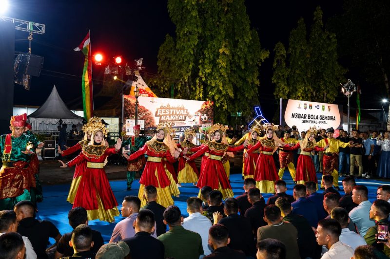 Keterangan Foto: Penampilan tarian daerah dalam pembukaan Festival Rakyat 2026 di depan Kediaman Wali Kota Pekanbaru, Jalan Jenderal Ahmad Yani No. 22, Selasa (14/7/2026) malam.