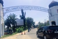 Keterangan Foto: Gapura Kota Langsa tampil dengan wajah baru usai direhabilitasi. Pembaruan ini tidak hanya memperbaiki fisik, tetapi juga memperkuat estetika dan citra kota di mata pengunjung.
