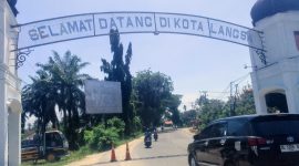 Keterangan Foto: Gapura Kota Langsa tampil dengan wajah baru usai direhabilitasi. Pembaruan ini tidak hanya memperbaiki fisik, tetapi juga memperkuat estetika dan citra kota di mata pengunjung.
