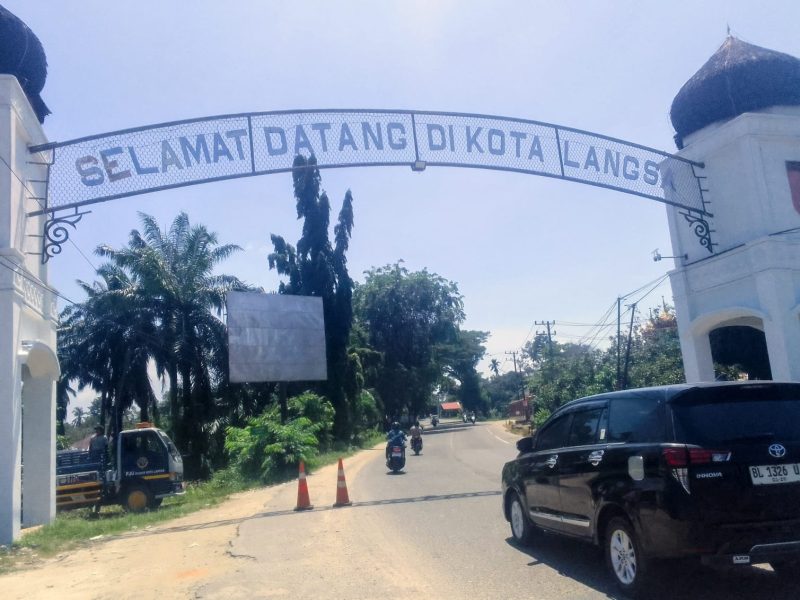 Keterangan Foto: Gapura Kota Langsa tampil dengan wajah baru usai direhabilitasi. Pembaruan ini tidak hanya memperbaiki fisik, tetapi juga memperkuat estetika dan citra kota di mata pengunjung.
