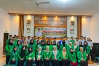 Keterangan Foto: Mahasiswa/i peserta KKN IAIN Langsa berfoto bersama usai disambut Kepala Desa Tanjung Putus, Nanang Susanto, S.Pd.I., serta jajaran perangkat desa, tokoh masyarakat, Babinsa, Babinkamtibmas, dan unsur pemerintahan setempat di Aula Kantor Desa Tanjung Putus.