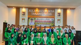 Keterangan Foto: Mahasiswa/i peserta KKN IAIN Langsa berfoto bersama usai disambut Kepala Desa Tanjung Putus, Nanang Susanto, S.Pd.I., serta jajaran perangkat desa, tokoh masyarakat, Babinsa, Babinkamtibmas, dan unsur pemerintahan setempat di Aula Kantor Desa Tanjung Putus.