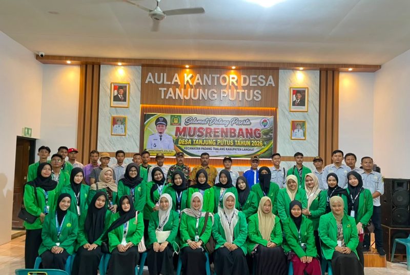 Keterangan Foto: Mahasiswa/i peserta KKN IAIN Langsa berfoto bersama usai disambut Kepala Desa Tanjung Putus, Nanang Susanto, S.Pd.I., serta jajaran perangkat desa, tokoh masyarakat, Babinsa, Babinkamtibmas, dan unsur pemerintahan setempat di Aula Kantor Desa Tanjung Putus.