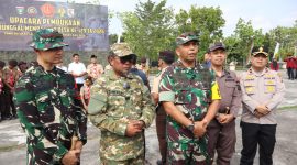 Keterangan Foto: Bupati Pelalawan Zukri bersama Danrem 031/Wira Bima Brigjen TNI Agustatius Sitepu, S.Sos., M.Si., M.Han., serta jajaran Forkopimda, TNI, Polri, tokoh masyarakat, dan tamu undangan usai upacara pembukaan TMMD Ke-129 di Pelalawan. (dok.ist) 