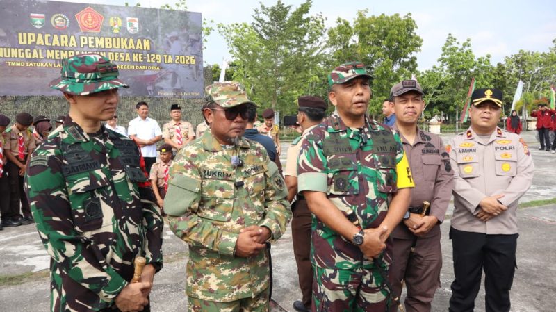 Keterangan Foto: Bupati Pelalawan Zukri bersama Danrem 031/Wira Bima Brigjen TNI Agustatius Sitepu, S.Sos., M.Si., M.Han., serta jajaran Forkopimda, TNI, Polri, tokoh masyarakat, dan tamu undangan usai upacara pembukaan TMMD Ke-129 di Pelalawan. (dok.ist) 