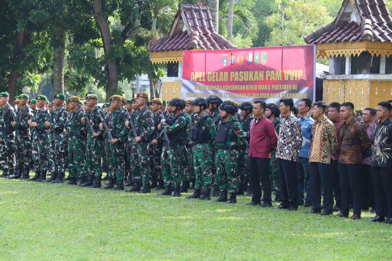 Keterangan Foto: Dandim 0301/Pekanbaru selaku Dansubwil Pekanbaru, Kolonel Inf Ikhsanudin, S.Sos., M.M., memimpin Apel Gelar Pasukan Pengamanan VVIP di Lapangan Mal Pelayanan Publik (MPP), Jalan Jenderal Sudirman, Kota Pekanbaru, Kamis (16/7/2026).