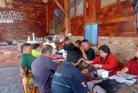 Keterangan Foto : Ketua Panitia saat memimpin rapat perdana Panitia Natal Wartawan, di Pekanbaru. (dok.ist) 
