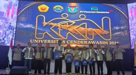 Keterangan Foto: Kepala Badan Strategi Kebijakan Dalam Negeri (BSKDN) Kemendagri, Yusharto Huntoyungo, berfoto bersama mahasiswa Kuliah Kerja Nyata (KKN) Universitas Cenderawasih (Uncen) usai kegiatan Pemberdayaan Masyarakat Berbasis Kearifan Lokal dan Penguatan Ekonomi Kreatif di Auditorium Uncen Jayapura. 