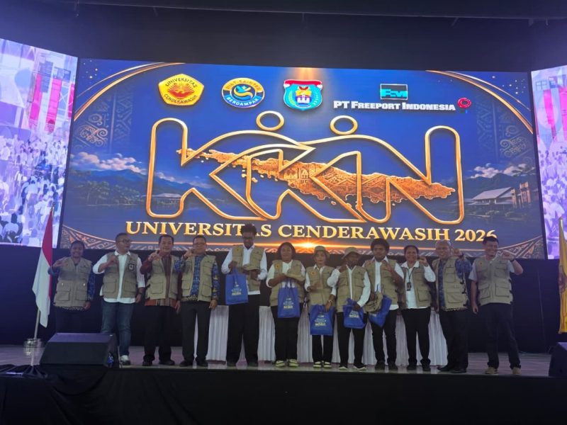 Keterangan Foto: Kepala Badan Strategi Kebijakan Dalam Negeri (BSKDN) Kemendagri, Yusharto Huntoyungo, berfoto bersama mahasiswa Kuliah Kerja Nyata (KKN) Universitas Cenderawasih (Uncen) usai kegiatan Pemberdayaan Masyarakat Berbasis Kearifan Lokal dan Penguatan Ekonomi Kreatif di Auditorium Uncen Jayapura. 
