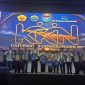 Keterangan Foto: Kepala Badan Strategi Kebijakan Dalam Negeri (BSKDN) Kemendagri, Yusharto Huntoyungo, berfoto bersama mahasiswa Kuliah Kerja Nyata (KKN) Universitas Cenderawasih (Uncen) usai kegiatan Pemberdayaan Masyarakat Berbasis Kearifan Lokal dan Penguatan Ekonomi Kreatif di Auditorium Uncen Jayapura. 