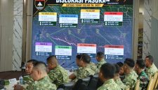 Keterangan Foto: Pangdam XIX/Tuanku Tambusai, Mayjen TNI Dr. Agus Hadi Waluyo, S.A.P., M.M., CHRMP, memimpin langsung Rapat Paparan Kesiapan Latihan Operasi (Lat Ops) Terintegrasi TNI dan Kesiapan Satgas Pamtas RI–PNG Yonif 132/Bima Sakti di Ruang Yudha Lantai II Makodam XIX/Tuanku Tambusai, Selasa (28/7/2026).