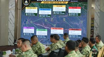 Keterangan Foto: Pangdam XIX/Tuanku Tambusai, Mayjen TNI Dr. Agus Hadi Waluyo, S.A.P., M.M., CHRMP, memimpin langsung Rapat Paparan Kesiapan Latihan Operasi (Lat Ops) Terintegrasi TNI dan Kesiapan Satgas Pamtas RI–PNG Yonif 132/Bima Sakti di Ruang Yudha Lantai II Makodam XIX/Tuanku Tambusai, Selasa (28/7/2026).