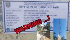 Keterangan Foto: Kondisi pembangunan yang tidak sesuai dengan bestek dan papan informasi proyek (plank) di SDN 01 Kampung Gunung Sari, Kecamatan Gunung Labuhan.