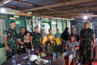 Keterangan Foto: Pangdam XIX/Tuanku Tambusai, Mayjen TNI Dr. Agus Hadi Waluyo, S.A.P., M.M., CHRMP., memberi kursi roda kepada prajurit yang mengalami kelumpuhan motorik, dan bantuan kepada empat keluarga lainya,  saat kegiatan anjangsana di Asrama Pancasila, Kecamatan Sail, Kota Pekanbaru, Rabu (29/7/2026).
