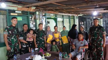 Keterangan Foto: Pangdam XIX/Tuanku Tambusai, Mayjen TNI Dr. Agus Hadi Waluyo, S.A.P., M.M., CHRMP., memberi kursi roda kepada prajurit yang mengalami kelumpuhan motorik, dan bantuan kepada empat keluarga lainya,  saat kegiatan anjangsana di Asrama Pancasila, Kecamatan Sail, Kota Pekanbaru, Rabu (29/7/2026).