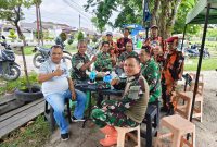 Keterangan Foto: Ketua PAC PP Siak Hulu bersama Komandan Koramil 06/Siak Hulu, Kapten Arh Diding Sukardi, tampak akrab berbincang santai usai pelaksanaan karya bakti.