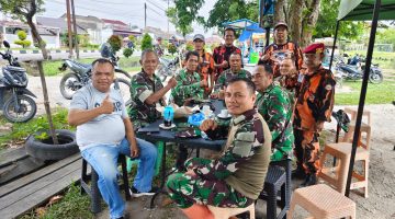Keterangan Foto: Ketua PAC PP Siak Hulu bersama Komandan Koramil 06/Siak Hulu, Kapten Arh Diding Sukardi, tampak akrab berbincang santai usai pelaksanaan karya bakti.