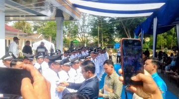 Keterangan Foto: Walikota Langsa, Jeffry Sentana S Putra, S.E., memimpin pengambilan sumpah dan pelantikan 47 geuchik terpilih dari lima kecamatan di Kota Langsa, Kamis (30/7/2026).