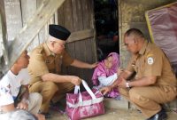 Keterangan Foto: Plh Kepala Dinas Sosial Tapanuli Tengah, Faisal Fahmi Lubis, menyerahkan bantuan sosial kepada penyandang disabilitas warga Lubuk Tukko, Kecamatan Pandan.