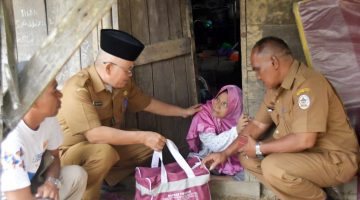 Keterangan Foto: Plh Kepala Dinas Sosial Tapanuli Tengah, Faisal Fahmi Lubis, menyerahkan bantuan sosial kepada penyandang disabilitas warga Lubuk Tukko, Kecamatan Pandan.