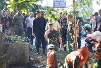 Keterangan Foto: Pangdam XIX Tuanku Tambusai, Mayjen TNI Dr. Agus Hadi Waluyo, S.A.P., M.M., CHRMP., memimpin langsung jalannya Karya Bakti dalam rangka HUT ke-1 Kodam XIX/Tuanku Tambusai.