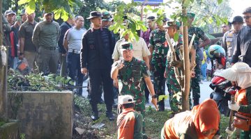 Keterangan Foto: Pangdam XIX Tuanku Tambusai, Mayjen TNI Dr. Agus Hadi Waluyo, S.A.P., M.M., CHRMP., memimpin langsung jalannya Karya Bakti dalam rangka HUT ke-1 Kodam XIX/Tuanku Tambusai.