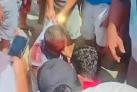 Keterangan Foto: Terduga pelaku (botak) usai diamuk massa sebelum dievakuasi ke Polsek Kandis.
