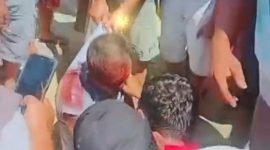 Keterangan Foto: Terduga pelaku (botak) usai diamuk massa sebelum dievakuasi ke Polsek Kandis.
