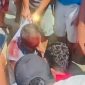 Keterangan Foto: Terduga pelaku (botak) usai diamuk massa sebelum dievakuasi ke Polsek Kandis.
