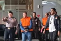 Keterangan Foto: Bupati Kuantan Singingi (Kuansing) Suhardiman Amby mengenakan rompi oranye khas tahanan KPK usai ditetapkan sebagai tersangka.(dok.ist)