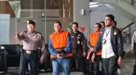 Keterangan Foto: Bupati Kuantan Singingi (Kuansing) Suhardiman Amby mengenakan rompi oranye khas tahanan KPK usai ditetapkan sebagai tersangka.(dok.ist)