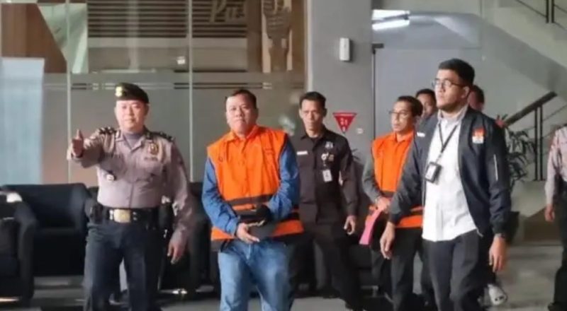 Keterangan Foto: Bupati Kuantan Singingi (Kuansing) Suhardiman Amby mengenakan rompi oranye khas tahanan KPK usai ditetapkan sebagai tersangka.(dok.ist)
