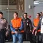 Keterangan Foto: Bupati Kuantan Singingi (Kuansing) Suhardiman Amby mengenakan rompi oranye khas tahanan KPK usai ditetapkan sebagai tersangka.(dok.ist)
