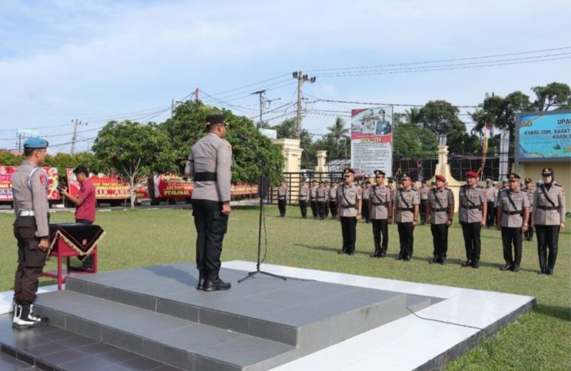 Keterangan foto: Kapolres Kampar AKBP Boby Putra Ramadhan Sebayang bertindak sebagai Inspektur Upacara dalam rangkaian serah terima jabatan (sertijab) empat posisi strategis di lingkungan Polres Kampar,Jumat (3/7/2026).

