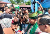 Keterangan Foto : Kapolri Jenderal Polisi Drs. Listyo Sigit Prabowo, M.Si., menyapa dan bersalaman dengan warga Kelurahan Bumi Ayu, Dumai, usai meresmikan Jembatan Merah Putih Presisi, (dok.ist) 