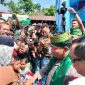 Keterangan Foto : Kapolri Jenderal Polisi Drs. Listyo Sigit Prabowo, M.Si., menyapa dan bersalaman dengan warga Kelurahan Bumi Ayu, Dumai, usai meresmikan Jembatan Merah Putih Presisi, (dok.ist) 