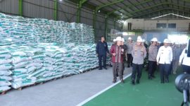 Keterangan Foto : Kapolri Jenderal Listyo Sigit Prabowo didampingi Kapolda Riau Irjen Herry Heryawan dan Kapolres Kampar AKBP Boby Putra Ramadhan saat meninjau pabrik pupuk batu bara PT Bursa Tani Futura Andyta di Kabupaten Kampar, (dok.ist).
