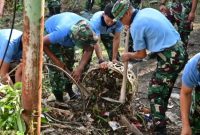 Keterangan foto : Personil TNI AU, gotongroyong membersihkan lingkungan Taman Payung Pasar Bawah (dok.ist) 